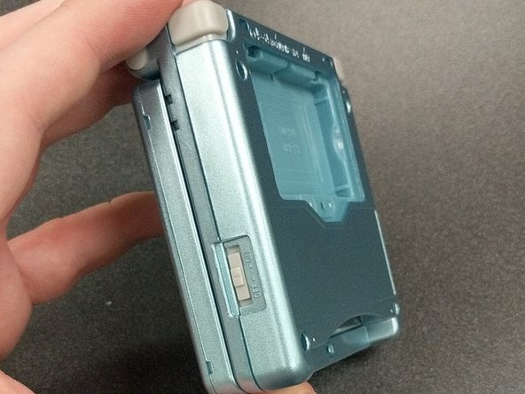 Remplacement de la coque de la Nintendo Game Boy Advance SP: étape 8, image 2 de 3