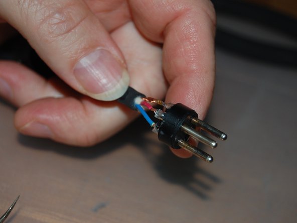 How to Re-Solder a Wire in an Unresponsive XLR Cable: Schritt 5, Bild 2 von 3
