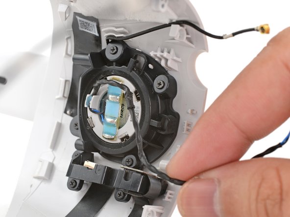 Meta Quest 2 USB‑C Port and Headphone Jack Replacement, Unclip the left speaker cable: crwdns2935265:056crwdnd2935265:03crwdnd2935265:03crwdne2935265:0