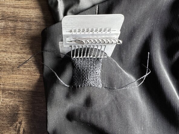 Woven Darning with a Speedy Weave, Remove the weaving rig: crwdns2935265:013crwdnd2935265:02crwdnd2935265:03crwdne2935265:0