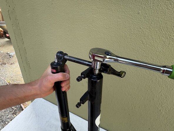 Fox32 Mountain Bike Front Air Suspension Fork Seal and Oil Replacement: étape 25, image 1 de 3