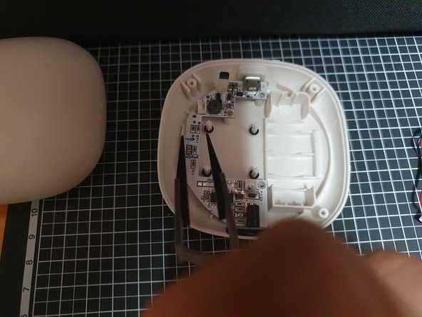 MUJI Portable Aroma Diffuser Disassembly, 족집게로 메인보드를 들어냅니다.: crwdns2935265:07crwdnd2935265:02crwdnd2935265:03crwdne2935265:0