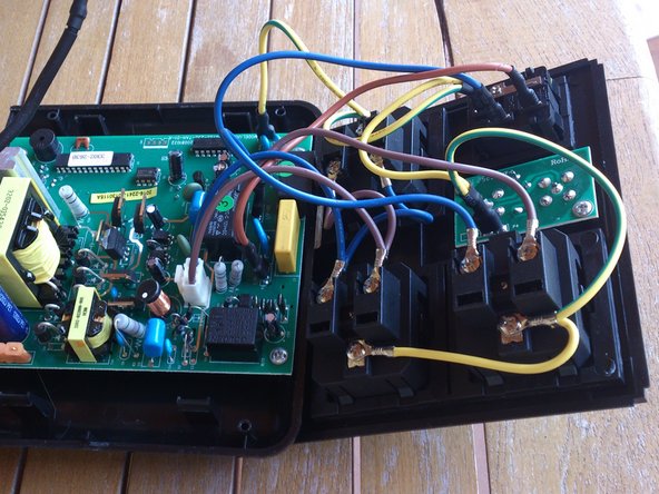 Disassembling UPS OVISLINK TRACITE CUBE or CUBO All, Remove the right side: crwdns2935265:06crwdnd2935265:03crwdnd2935265:03crwdne2935265:0