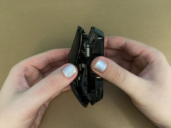 Razer Naga Epic Mouse Initial Disassembly, Slightly separate top assembly: crwdns2935265:07crwdnd2935265:02crwdnd2935265:03crwdne2935265:0