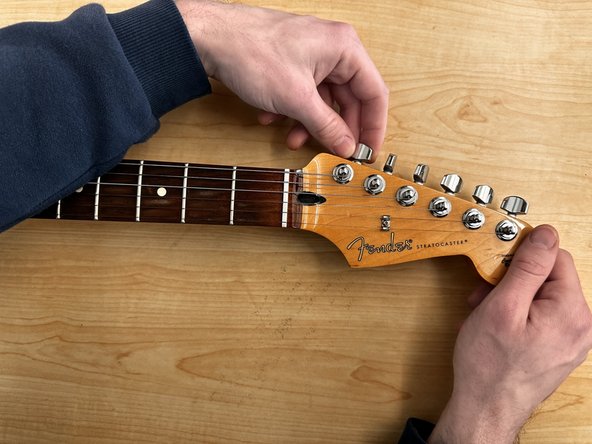 Fender Stratocaster Volume Potentiometer Replacement, Fender Stratocaster Volume Potentiometer: passo 1, immagine 2 di 3