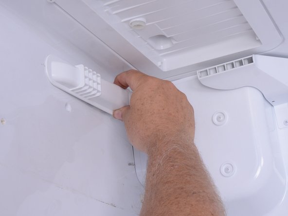 LG Refrigerator Evaporator Fan Replacement, Remove air return cover: crwdns2935265:017crwdnd2935265:02crwdnd2935265:03crwdne2935265:0