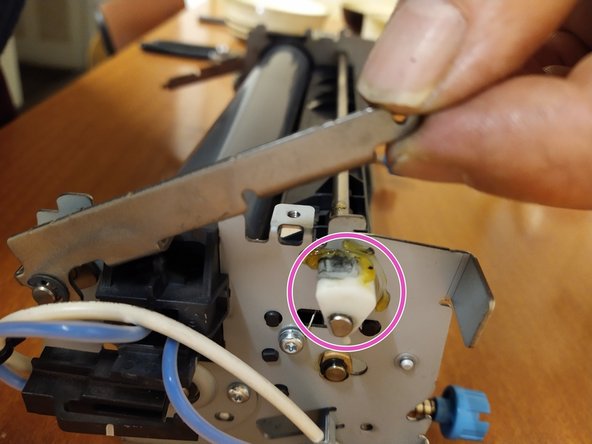 Fuser pressure roller replacement for Lexmark MS710 series printer, Remove the springs: crwdns2935265:05crwdnd2935265:03crwdnd2935265:03crwdne2935265:0