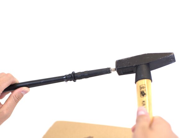 How to Replace the Tip of a Hiking Pole, Secure the tip: crwdns2935265:011crwdnd2935265:01crwdnd2935265:03crwdne2935265:0