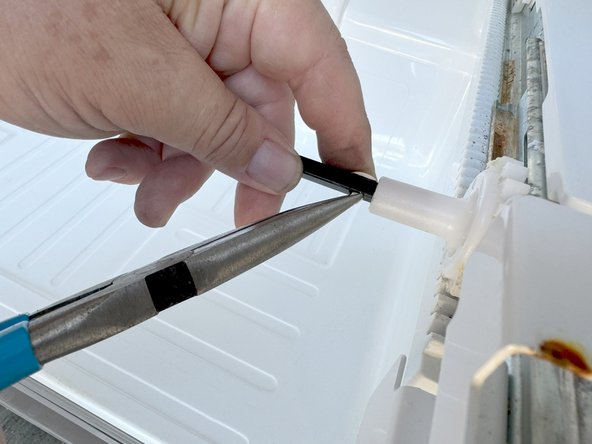 Samsung Older French Door Refrigerator Freezer Drawer Replacement, Release the connector rod retaining pin: crwdns2935265:07crwdnd2935265:03crwdnd2935265:03crwdne2935265:0