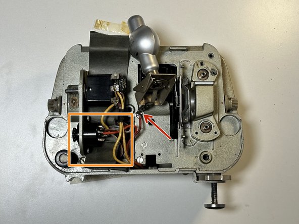 Zeiss Ikon Movielux Compact Projector Teardown, Removing the internals (front): crwdns2935265:011crwdnd2935265:02crwdnd2935265:03crwdne2935265:0