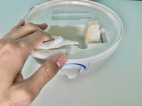 How to Remove Hard Water Build-up from a Vicks Mini Cool Mist Ultrasonic VUL520WC: step 10, image 1 of 2