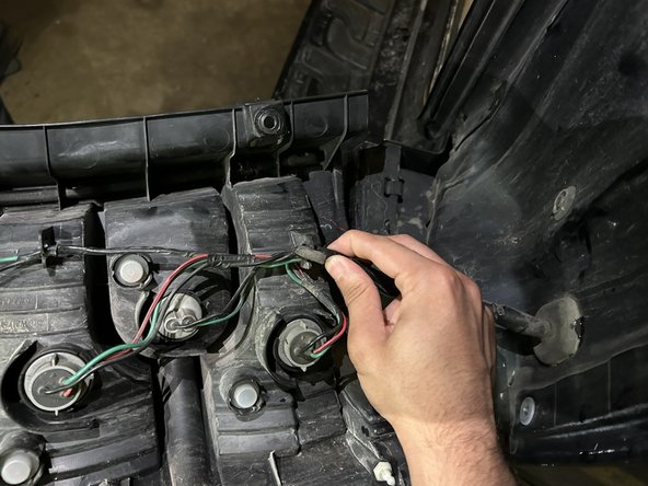 2000-2006 Acura MDX Brake Light Bulb Replacement: stap 5, afbeelding 1 van 3