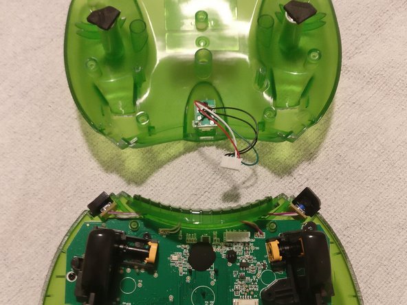 Desmontaje del Hyperkin Duke, Extraer el conector USB: paso 3, imagen 2 de 3