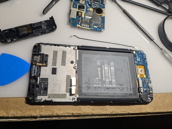 Wiko View Screen Replacement, Remove the antenna cable: crwdns2935265:09crwdnd2935265:02crwdnd2935265:02crwdne2935265:0