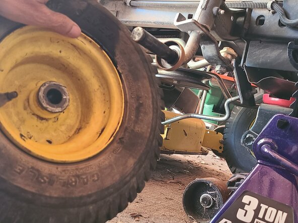 John Deere LA120 Tire Replacement: шаг 5, изображение 1 из 2
