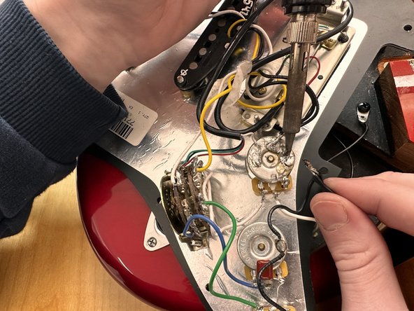 Fender Stratocaster Volume Potentiometer Replacement: passo 8, immagine 3 di 3