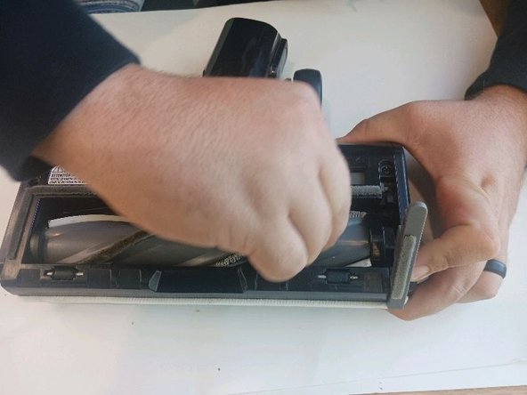 Bissell Vacuum Belt Replacement and Motor Inspection, Remove the Brush Roll: crwdns2935265:02crwdnd2935265:02crwdnd2935265:02crwdne2935265:0