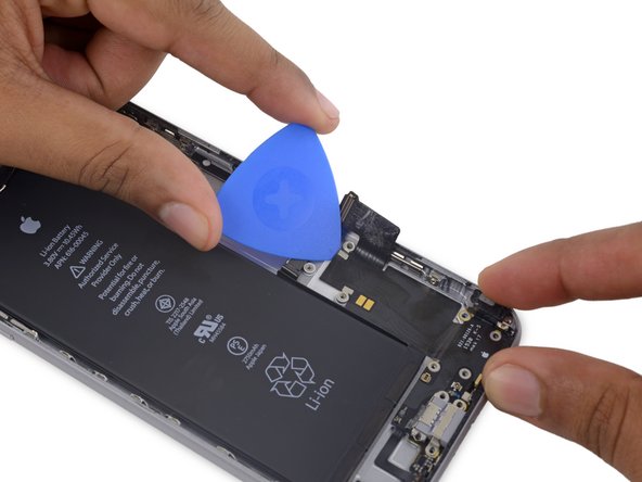 iPhone 6s Plus Lightning 接口和耳机插口: 步骤 64 中的图像 2，3