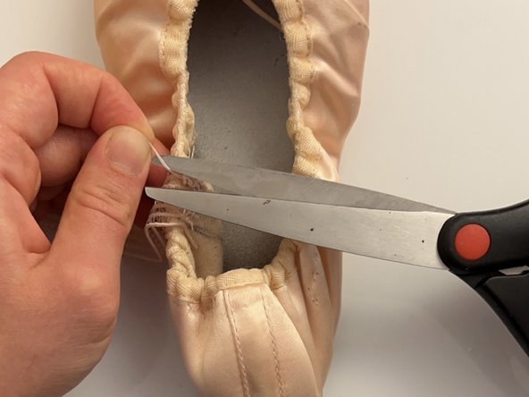 How to Sew New Elastics on Pointe Shoes: crwdns2935265:04crwdnd2935265:03crwdnd2935265:03crwdne2935265:0