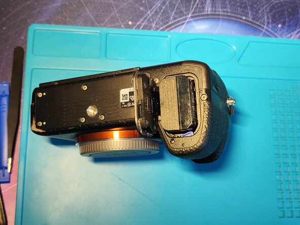 Sony A7 II Top Flex Cable replacement, Removing the battery: crwdns2935265:01crwdnd2935265:02crwdnd2935265:03crwdne2935265:0