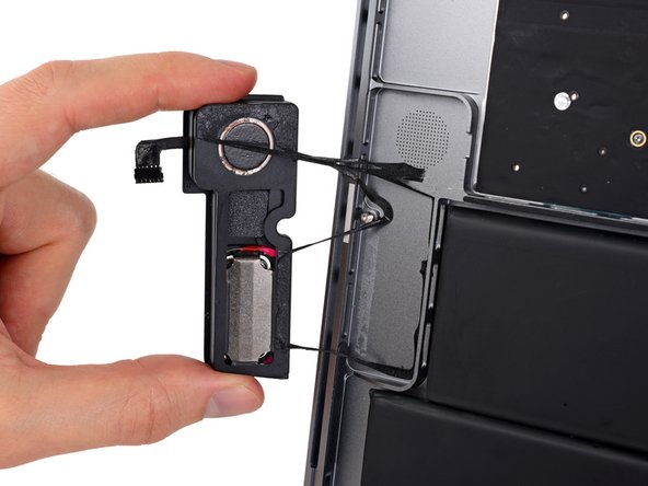 MacBook Pro 15" Touch Bar Teardown: crwdns2935265:017crwdnd2935265:02crwdnd2935265:03crwdne2935265:0