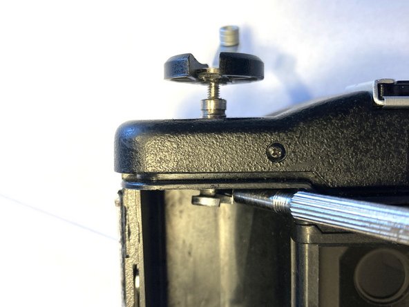 Lomo LC-A: blockierte Blende / offenen Verschluss reparieren, Rückspulkurbel entfernen: Schritt 4, Bild 1 von 3