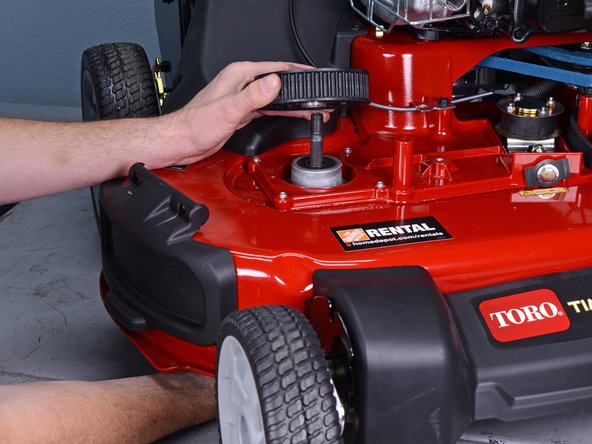 Toro Walk Behind Mowers 21199HD 2018 Left Spindle Replacement, Remove the sprocket: crwdns2935265:016crwdnd2935265:02crwdnd2935265:02crwdne2935265:0