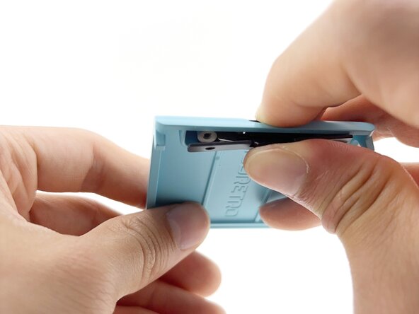 Disassembling ModRetro Chromatic (Released Mid-2025), Battery Cover: 步骤 13 中的图像 2，3