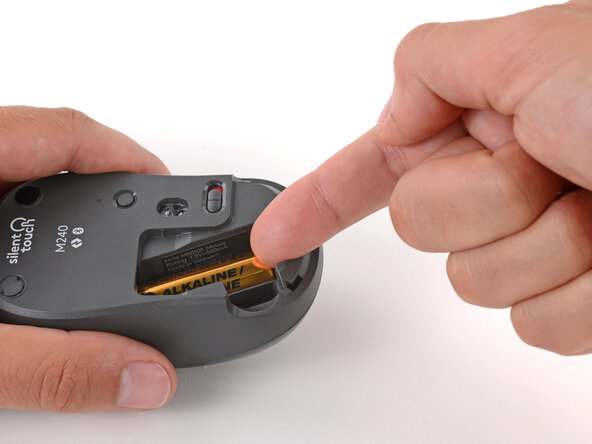 Logitech M240 Battery Replacement, Remove the battery: crwdns2935265:03crwdnd2935265:01crwdnd2935265:03crwdne2935265:0