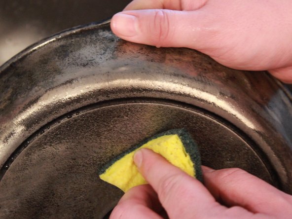 How to Strip and Recoat a Cast Iron Skillet: crwdns2935265:04crwdnd2935265:02crwdnd2935265:02crwdne2935265:0