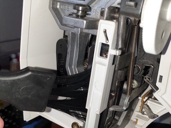 Pfaff Tiptronic 2020 Cleaning, Cleaning the upper mechanism: 4 단계, 이미지 3개 중 2개