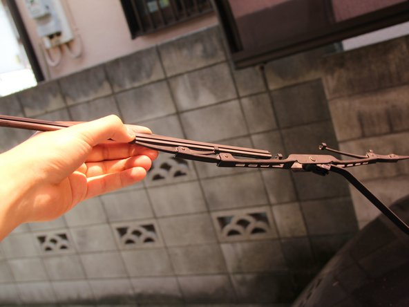 How to Replace the Windshield Wiper Blade for Honda Spike 2006, Insert the Wiper Blade: crwdns2935265:05crwdnd2935265:02crwdnd2935265:02crwdne2935265:0