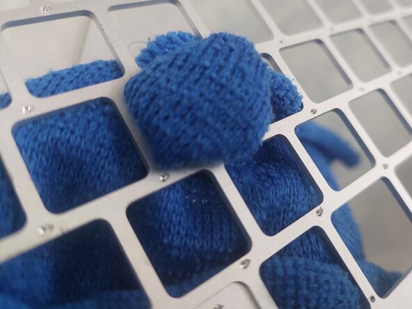 MacBook Air 13" Mid 2012 Keyboard Replacement, Remove any remaining rivets & dirt: passo 5, immagine 3 di 3