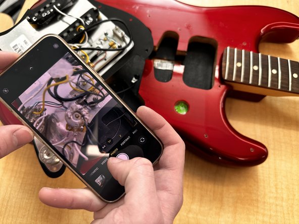 Fender Stratocaster Volume Potentiometer Replacement: passo 7, immagine 2 di 2