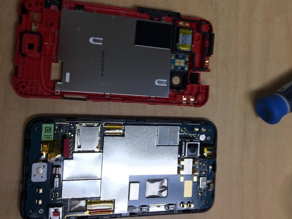 HTC Droid Incredible Teardown, Unscrewing Motherboard: crwdns2935265:05crwdnd2935265:03crwdnd2935265:03crwdne2935265:0