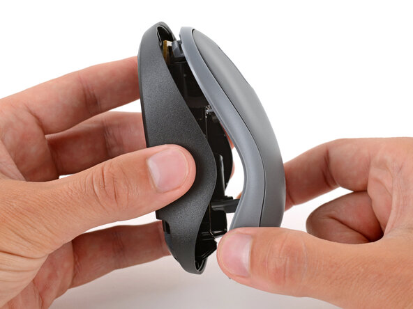 How to Open Your Logitech M185 Wireless Mouse, Separate the two halves: crwdns2935265:05crwdnd2935265:03crwdnd2935265:03crwdne2935265:0