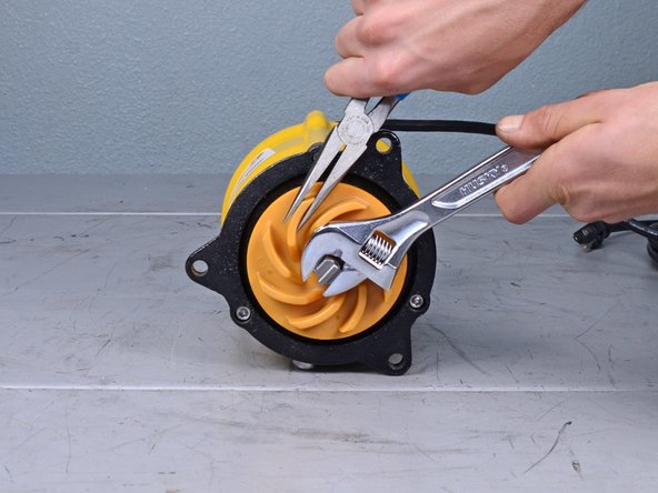 Wacker Pump PST2 400 2008 Impeller Replacement, Remove the stirrer nut: crwdns2935265:06crwdnd2935265:02crwdnd2935265:03crwdne2935265:0