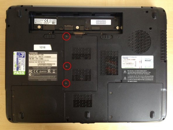 Toshiba Satellite Pro A300 Disassembly, RAM removal: 手順 2、 2の画像 1