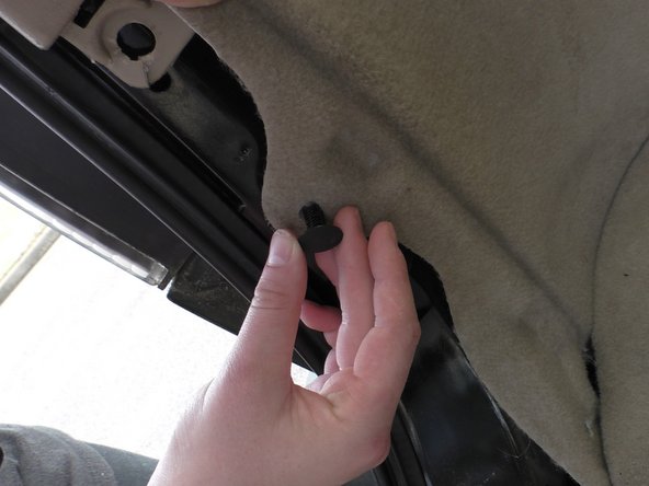 1997–2003 Lexus RX Lamp Failure Sensor Repair, Remove Latch Covering: crwdns2935265:03crwdnd2935265:02crwdnd2935265:03crwdne2935265:0