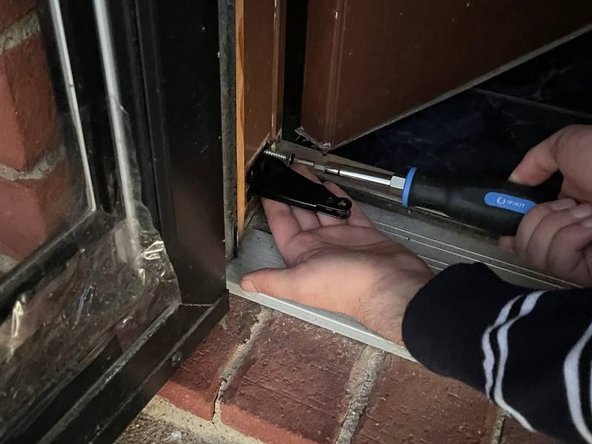 Pneumatic Door Closer Replacement: crwdns2935265:04crwdnd2935265:02crwdnd2935265:02crwdne2935265:0