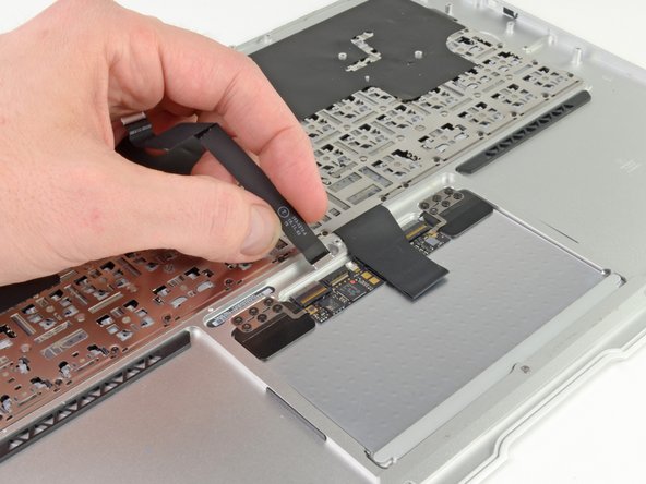 MacBook Air 13" Late 2010 Upper Case Replacement: crwdns2935265:040crwdnd2935265:02crwdnd2935265:02crwdne2935265:0