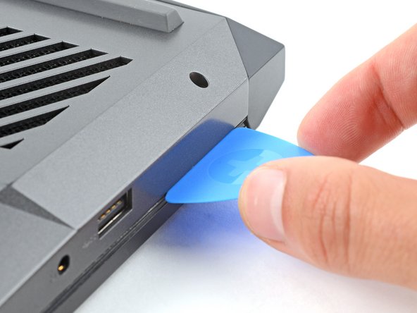 Lenovo Legion Y7000P SSD Replacement, Insert an opening pick: crwdns2935265:04crwdnd2935265:02crwdnd2935265:02crwdne2935265:0