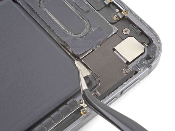 iPad Pro 11" Rear Camera Replacement, Peel back the Wi-Fi antenna cable tape: stap 0, afbeelding 3 van 3