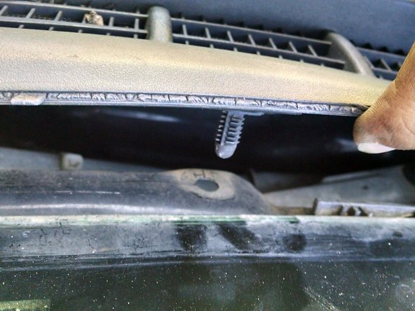 2006-2008 Isuzu i-Series Wiper Motor Replacement, Removing Wiper Cowl: crwdns2935265:05crwdnd2935265:03crwdnd2935265:03crwdne2935265:0