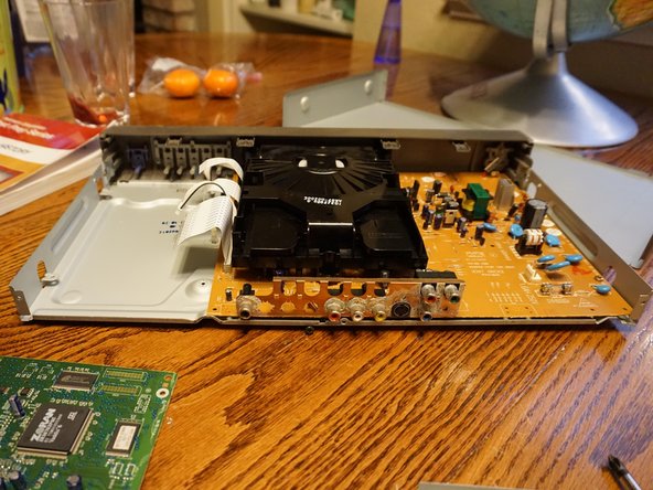 Samsung DVD-P231 DVD Player Progressive Scan Digital Video Teardown: step 7, image 2 of 2