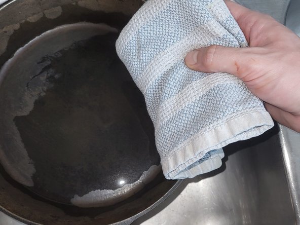 How to Salt Scour a Cast Iron Skillet: 3 단계, 이미지 3개 중 2개