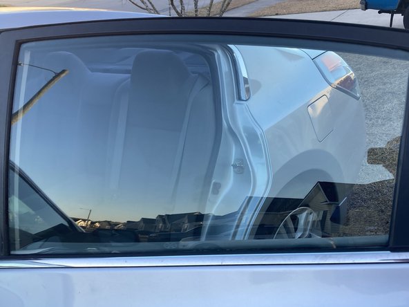 Removing Aftermarket Vehicle Window Tinting: crwdns2935265:010crwdnd2935265:02crwdnd2935265:02crwdne2935265:0