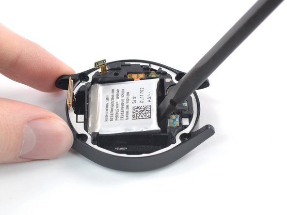 Samsung Galaxy Watch5 Battery Replacement, Pry up the battery: crwdns2935265:010crwdnd2935265:02crwdnd2935265:02crwdne2935265:0