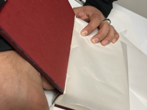 How to Reattach a Cover to a Hardcover Book: passo 18, immagine 3 di 3