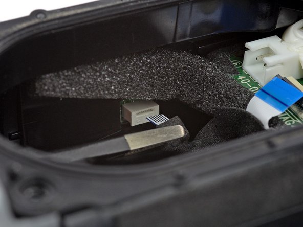 JBL Flip 5 Battery Replacement, Disconnect the volume button cable: crwdns2935265:019crwdnd2935265:02crwdnd2935265:02crwdne2935265:0